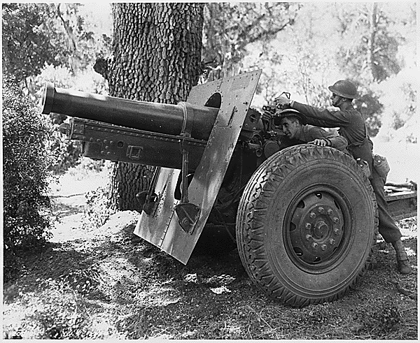 FDR-155mm-howitzer-aiming